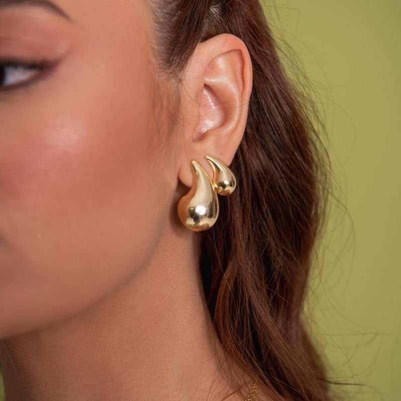 BRINCO GOTA VIRGULA P BANHADO A OURO 18K