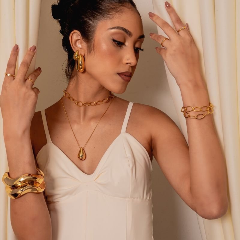 BRINCO HAILEY ABAULADA 16X20MM ABS DOURADO FOLHEADO