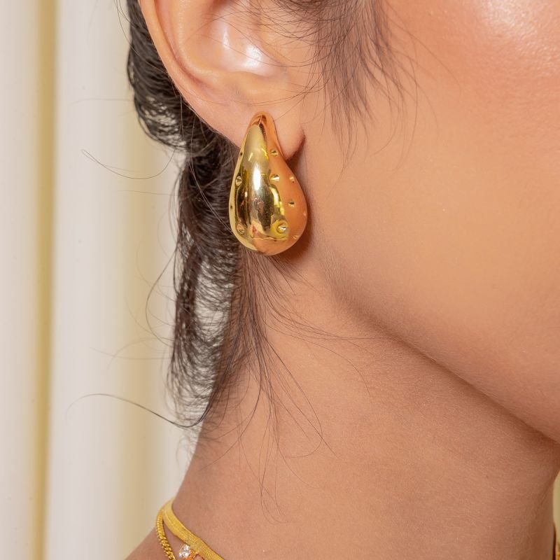 BRINCO HAILEY FUROS ABS DOURADO FOLHEADO