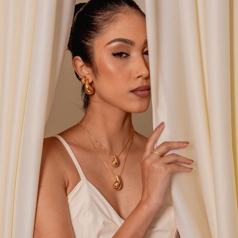 BRINCO HAILEY GOTA 11X18MM MINI ABS BANHADO A OURO 18K