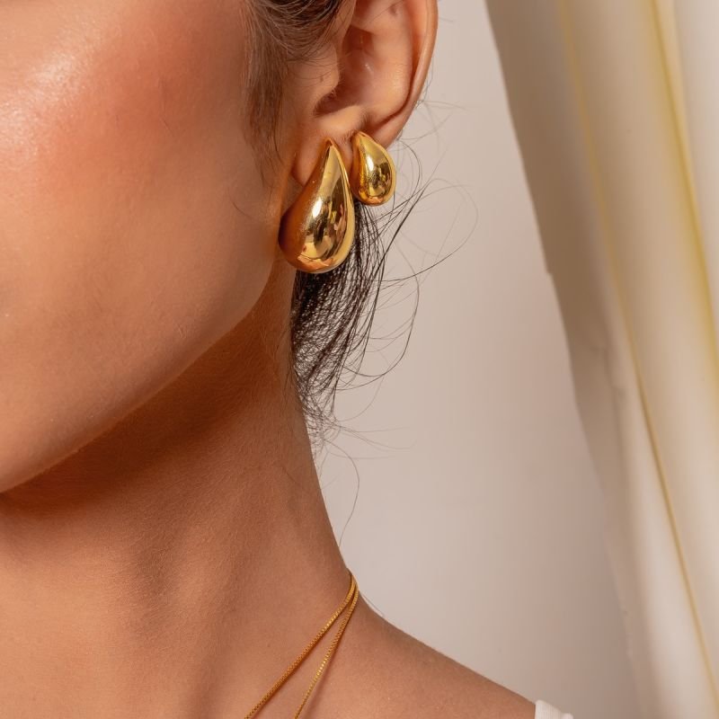 BRINCO HAILEY GOTA 30X18MM ABS BANHADO A OURO 18K