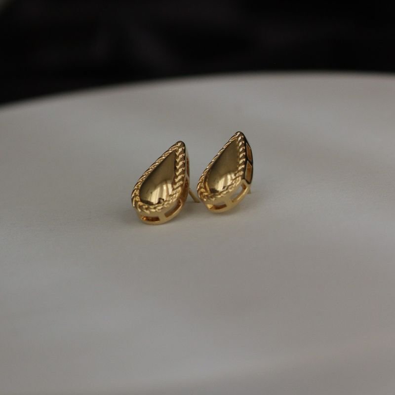 BRINCO LILY BANHADO A OURO 18K NIVER8