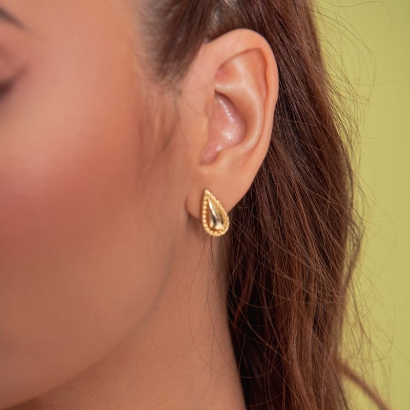 BRINCO LILY BANHADO A OURO 18K