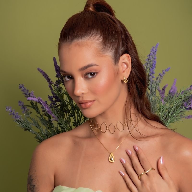 BRINCO LILY BANHADO A OURO 18K