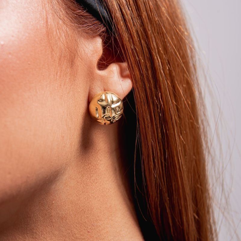 BRINCO MEIA ESFERA ORGANIC BANHADO A OURO 18K