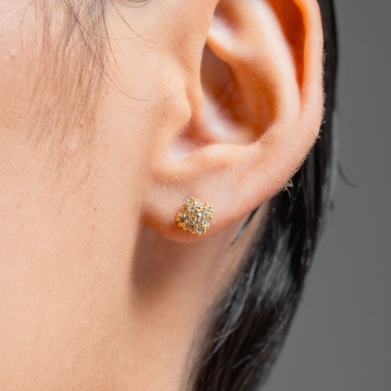 BRINCO MINI TREVO COM ZIRCÔNIA BANHADO A OURO 18K