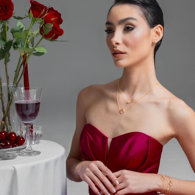 BRINCO MINI TREVO COM ZIRCÔNIA BANHADO A OURO 18K