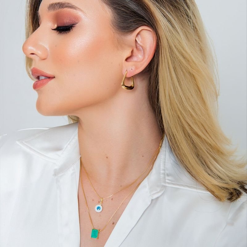 BRINCO MINIMALISTA TRIANGULAR CAIMENTO RETO DOURADO FOLHEADO