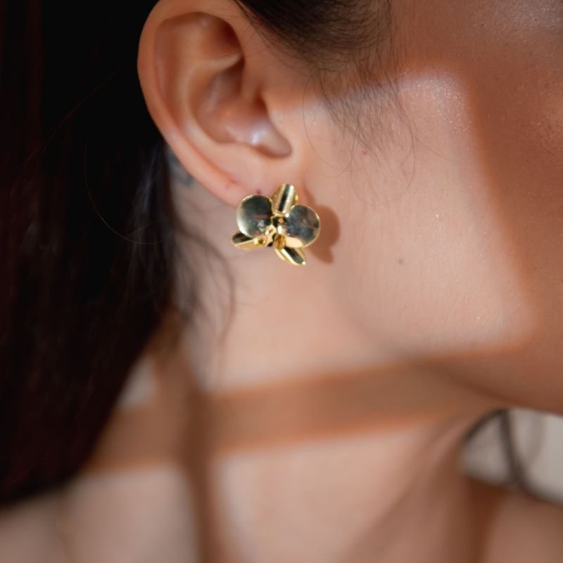 BRINCO ORQUÍDEA BANHADO A OURO 18K