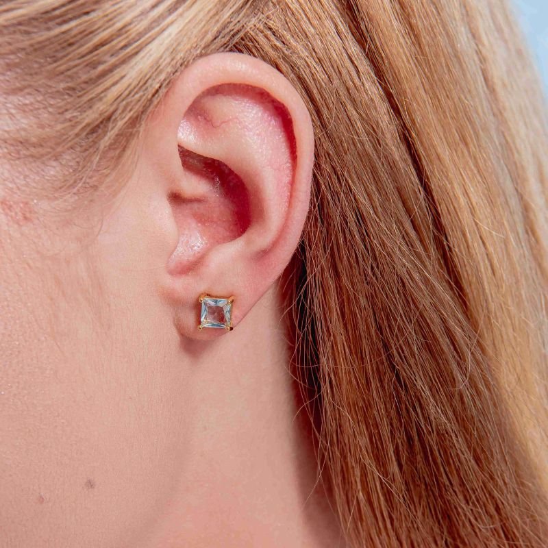 BRINCO PEDRA QUADRADA AZUL CLARO 6X6 BANHADO A OURO 18K