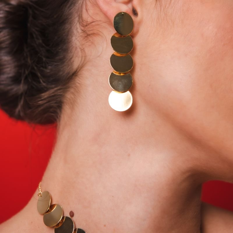 BRINCO PLACA REDONDA SOBREPOSTA DOURADO FOLHEADO