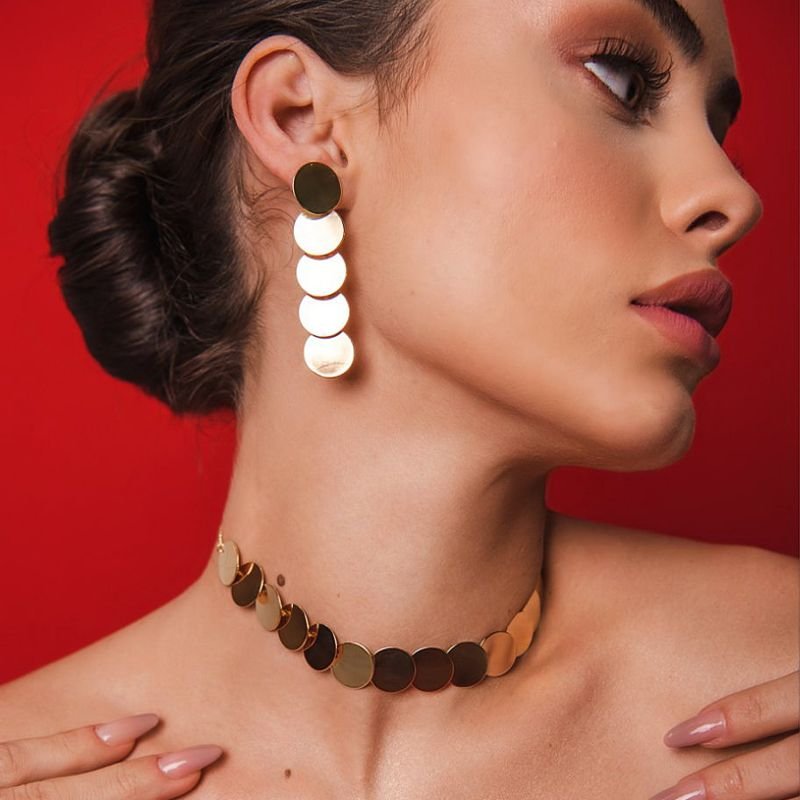 BRINCO PLACA REDONDA SOBREPOSTA DOURADO FOLHEADO