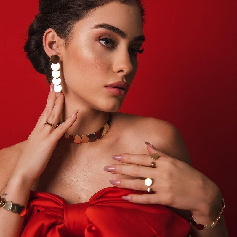 BRINCO PLACA REDONDA SOBREPOSTA DOURADO FOLHEADO