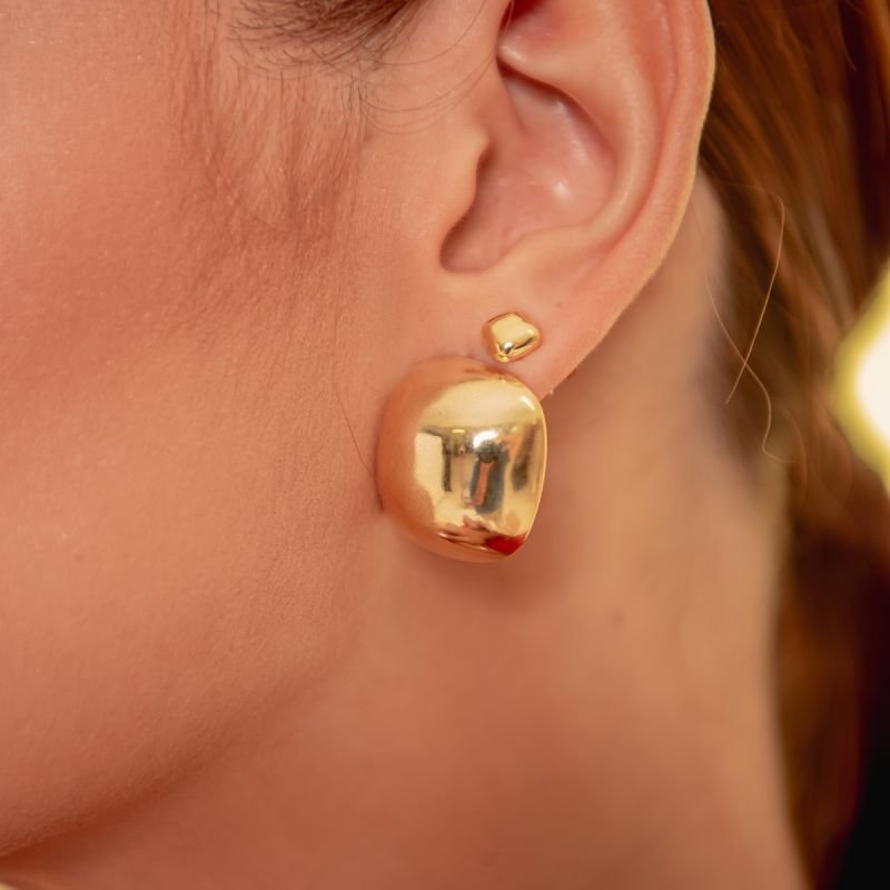 BRINCO QUADRADO ABAULADO M BANHADO A OURO 18K