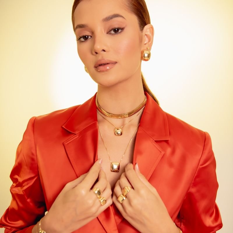 BRINCO QUADRADO ABAULADO P BANHADO A OURO 18K