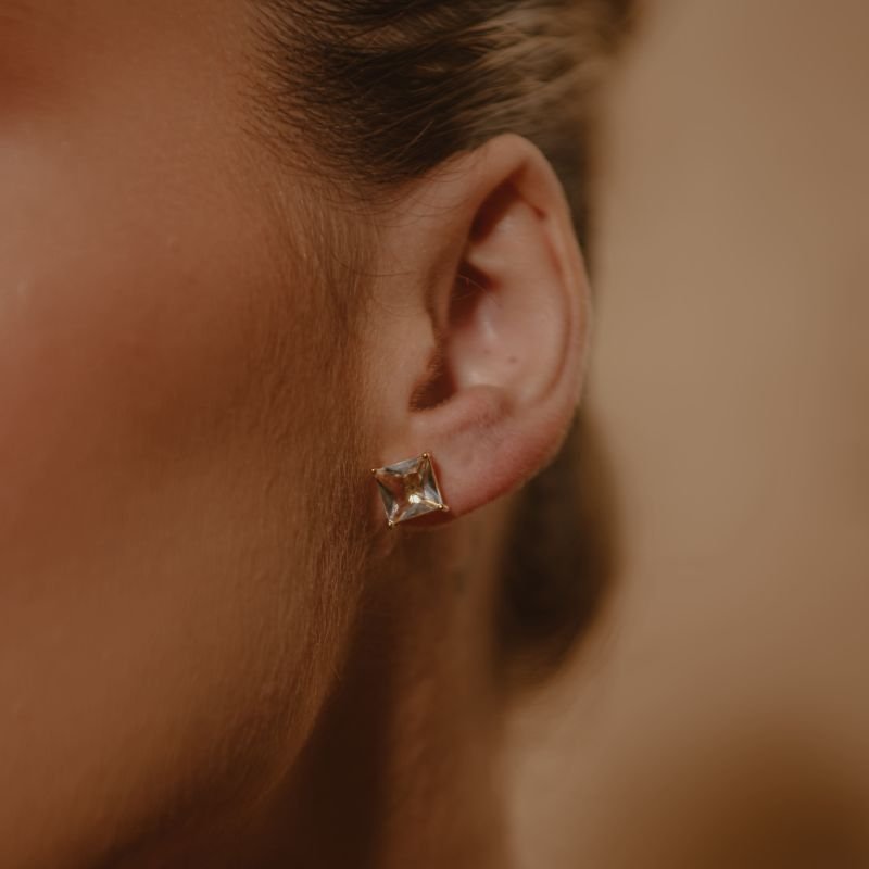 BRINCO QUADRADO CRISTAL DOURADO FOLHEADO