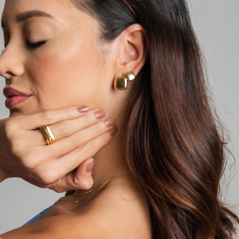 BRINCO QUADRADO LISO PP BANHADO A OURO 18K