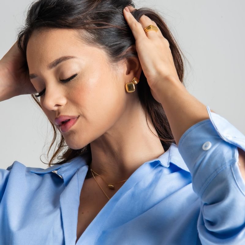 BRINCO QUADRADO LISO PP BANHADO A OURO 18K