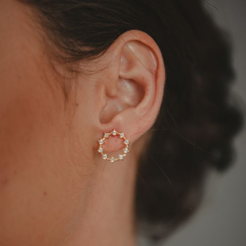 BRINCO REDONDO PONTOS DE ZIRCÔNIA DOURADO FOLHEADO