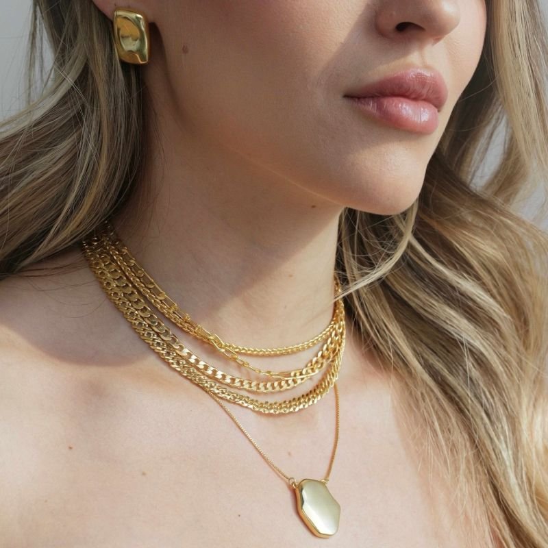 BRINCO RETANGULAR ORGANIC BANHADO A OURO 18K