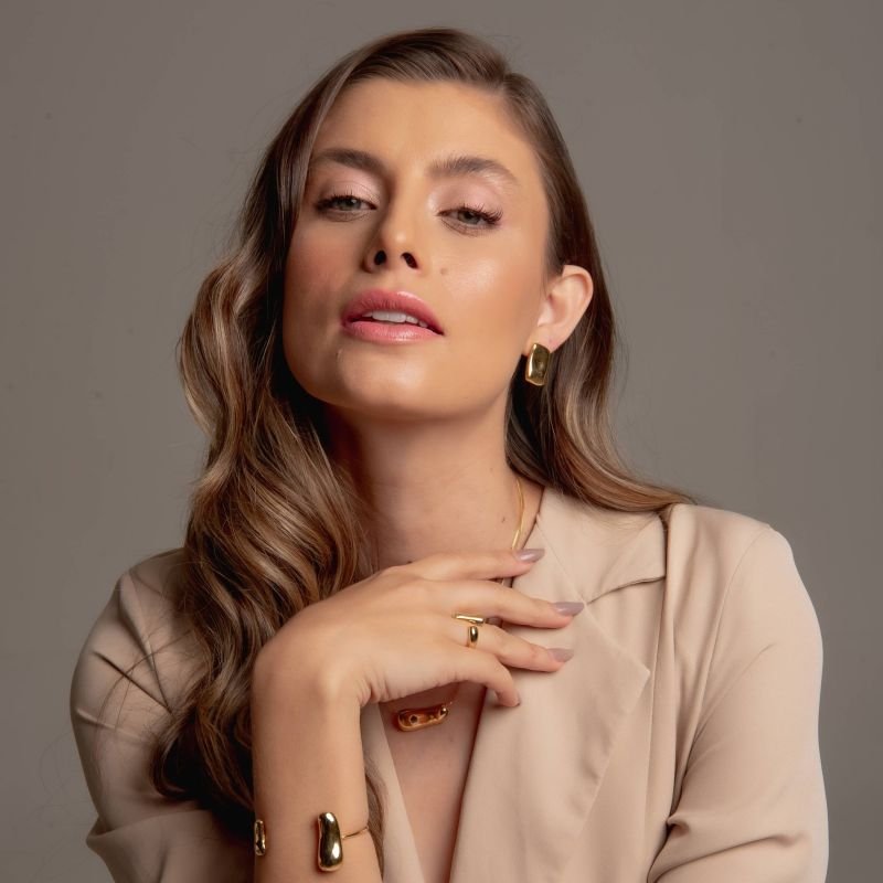 BRINCO RETANGULAR ORGANIC BANHADO A OURO 18K