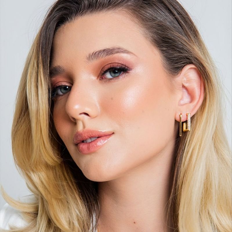 BRINCO RETANGULAR ZIRCONIAS DOURADO FOLHEADO