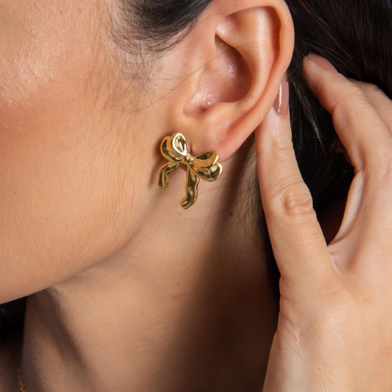 BRINCO TIE BANHADO A OURO 18K