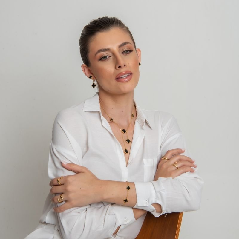 BRINCO TREVO BLACK 10MM DOURADO FOLHEADO