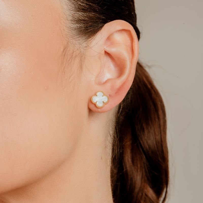 BRINCO TREVO BRANCO 10MM BANHADO A OURO 18K