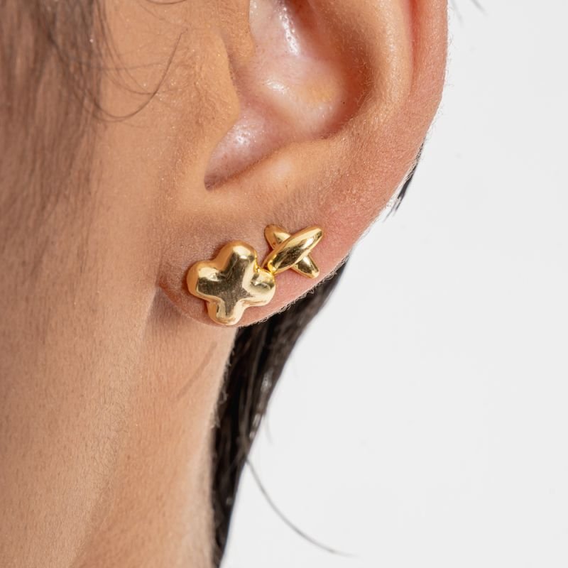 BRINCO TREVO LISO BANHADO A OURO 18K