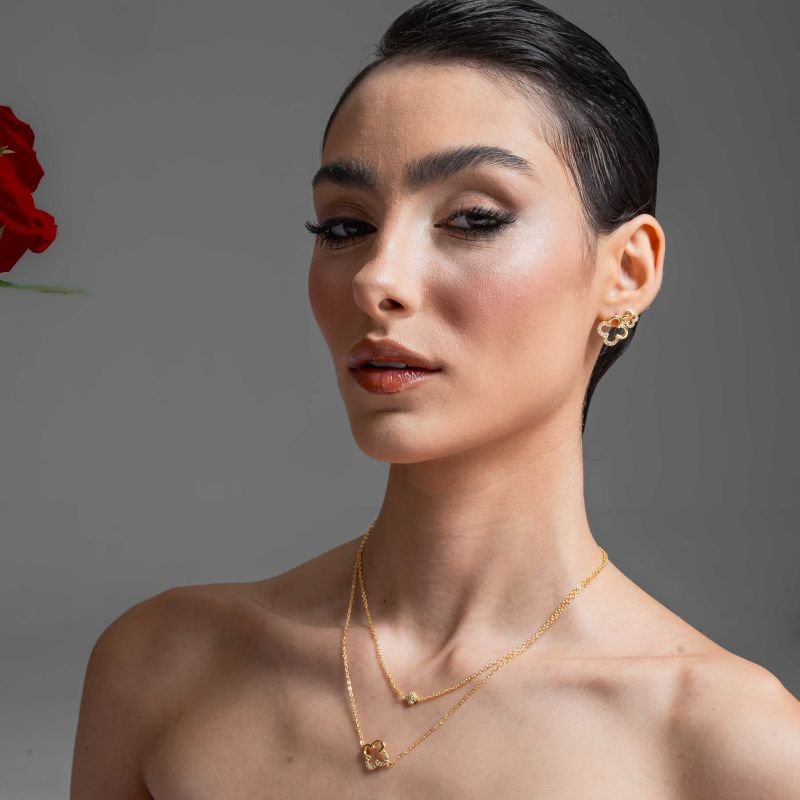 BRINCO TREVO MEIO ZIRCÔNIA M BANHADO A OURO 18K