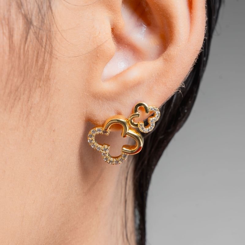 BRINCO TREVO MEIO ZIRCÔNIA P BANHADO A OURO 18K