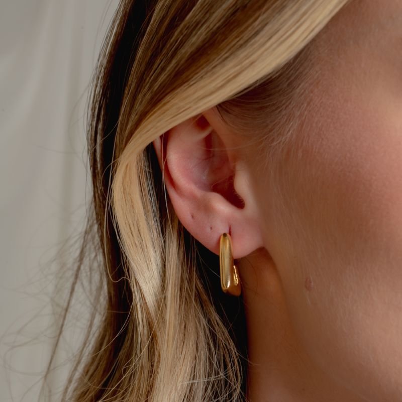 BRINCO TRIANGULAR LISO P DOURADO FOLHEADO