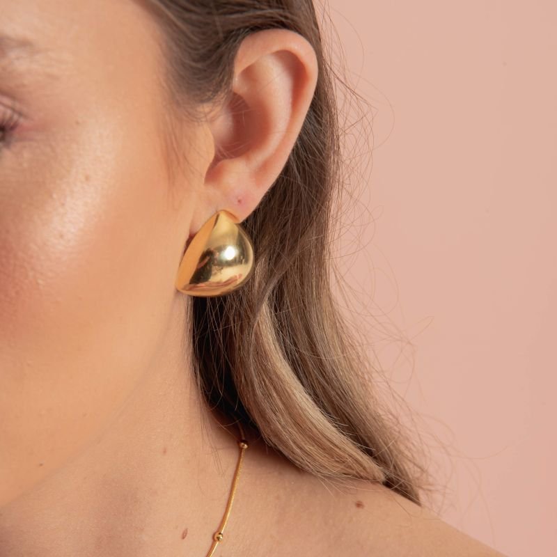 BRINCO TRIÂNGULO EMBAULADO BANHADO A OURO 18K