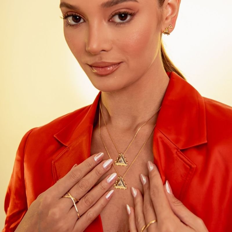 BRINCO TRIÂNGULO COM ZIRCÔNIAS PP BANHADO A OURO 18K