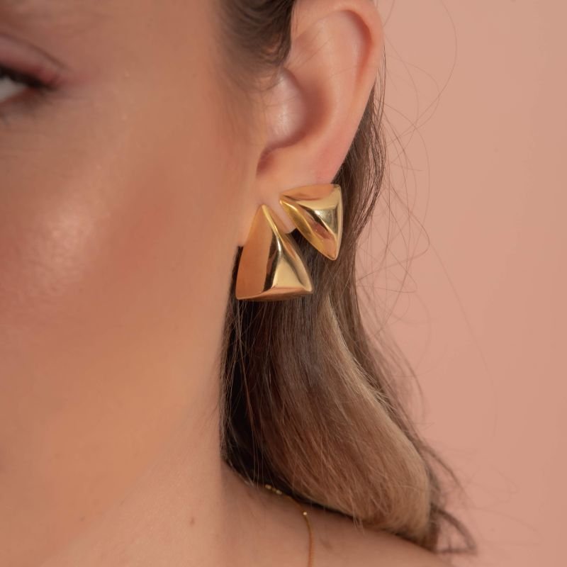 BRINCO TRIÂNGULO P DOURADO FOLHEADO