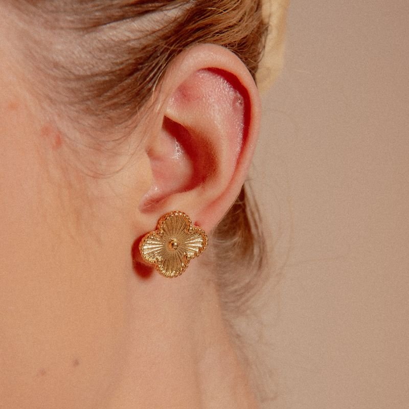 BRINCO TREVO G BANHADO A OURO 18K