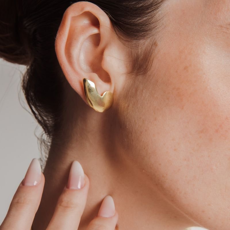 BRINCO VIRGULA BANHADO A OURO 18K