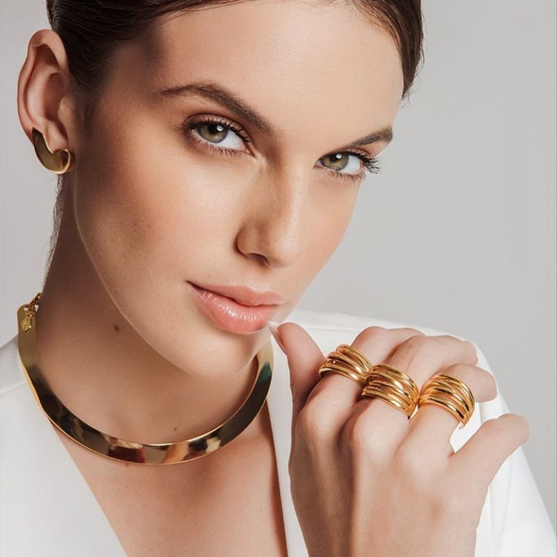 BRINCO VIRGULA BANHADO A OURO 18K