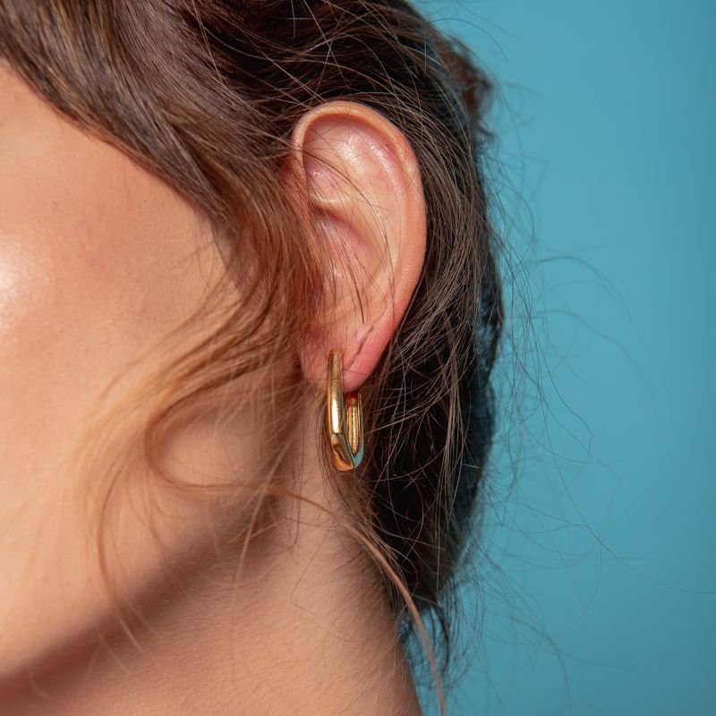 BRINCO WAVES MINIMALISTA DOURADO FOLHEADO