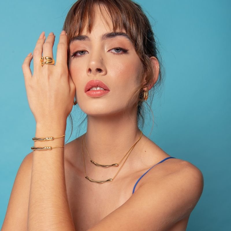 BRINCO WAVES MINIMALISTA DOURADO FOLHEADO