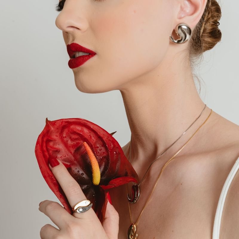 BRINCO YIN YANG PRATEADO FOLHEADO