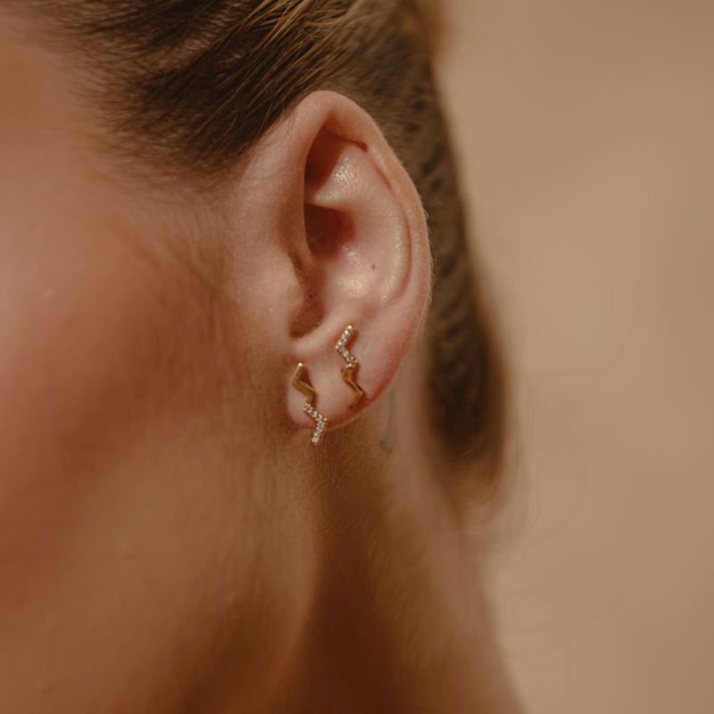 BRINCO ZIG ZAG ZIRCÔNIAS BANHADO A OURO 18K