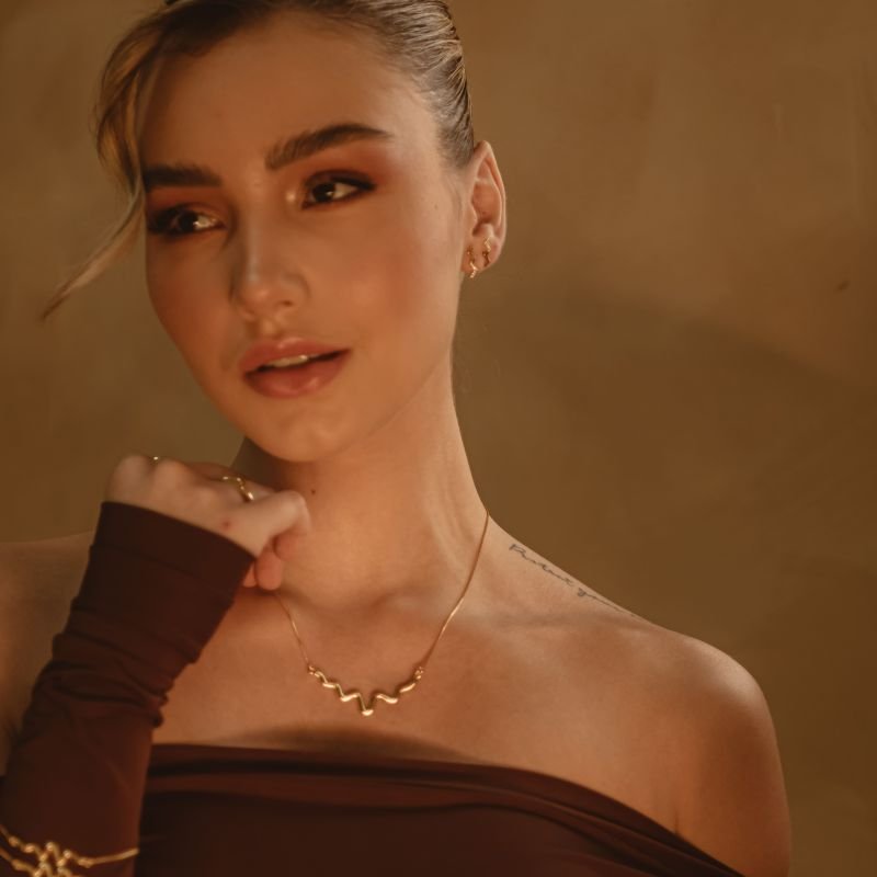 BRINCO ZIG ZAG ZIRCÔNIAS BANHADO A OURO 18K