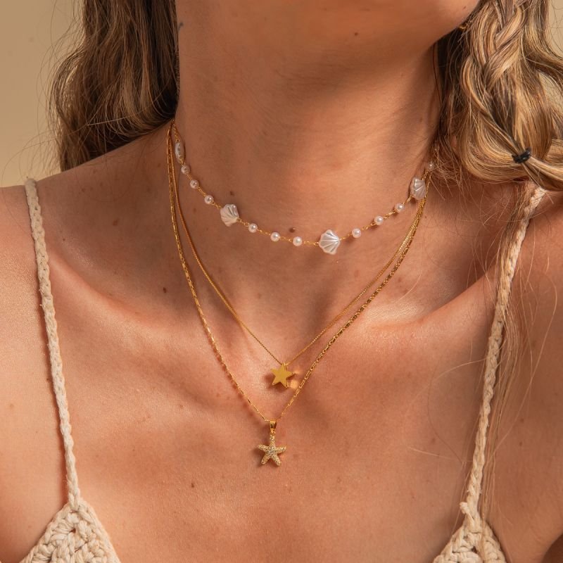 CHOCKER CONCHAS E PÉROLAS BRANCAS DOURADO FOLHEADO