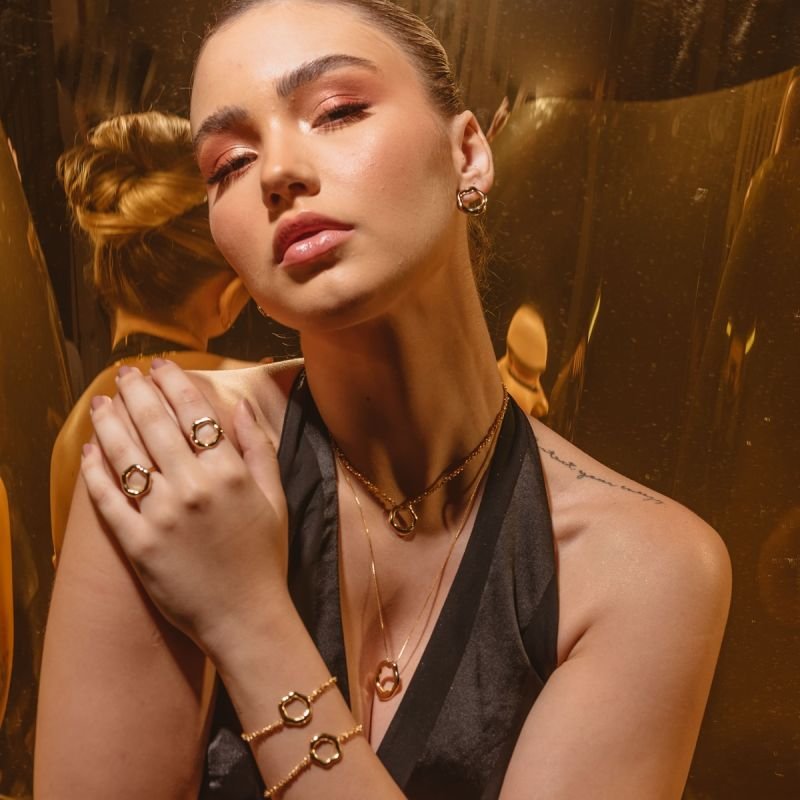 COLAR ABSTRATO CIRCULAR M BANHADO A OURO 18K