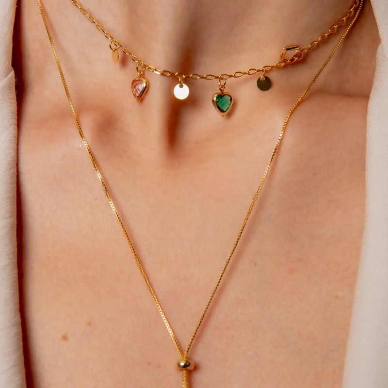 CHOKER CORAÇÕES DE VIDRO E MINI MEDALHAS DOURADO FOLHEADO