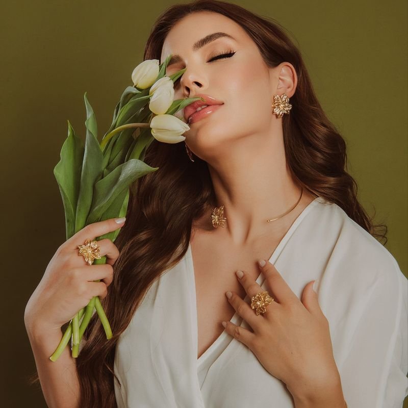 CHOKER ARO FLOWER BANHADO A OURO 18K