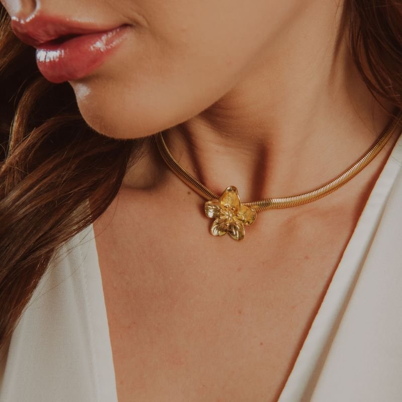 CHOKER FITA FLOR BANHADO A OURO 18K