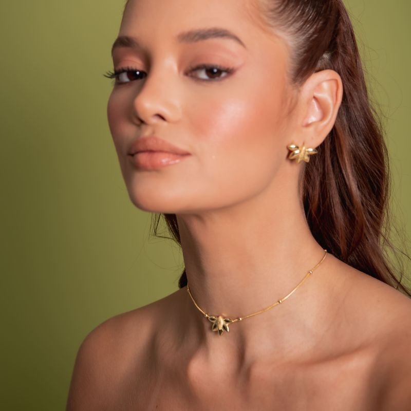 CHOKER FLOR 5 PETALAS BANHADO A OURO 18K